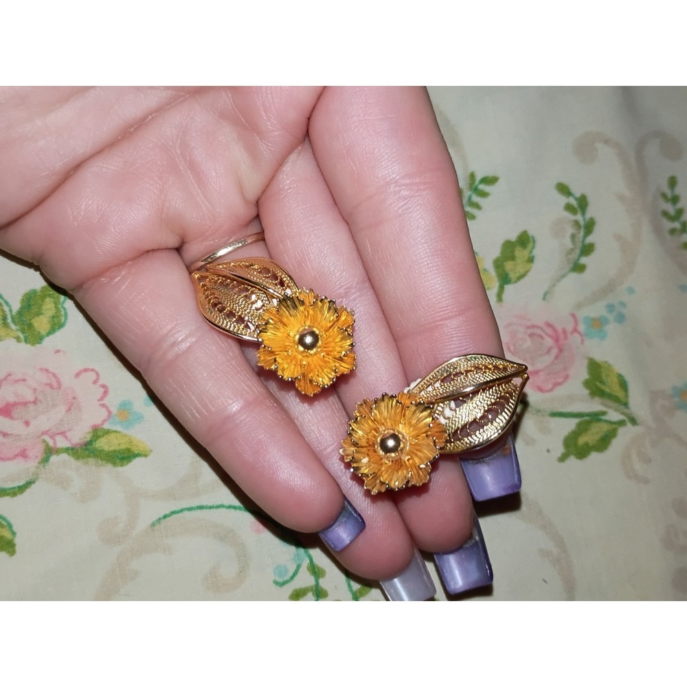 Gold Toned Yellow Flower‎ And Leaf Clip On Earrings Vintage 1 1/4 Inch Unmarked